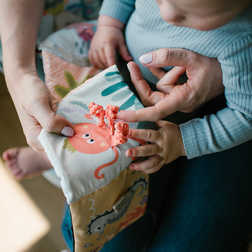 BabyOno UNDER THE SEA fejlesztő kontrasztos szenzoros könyv