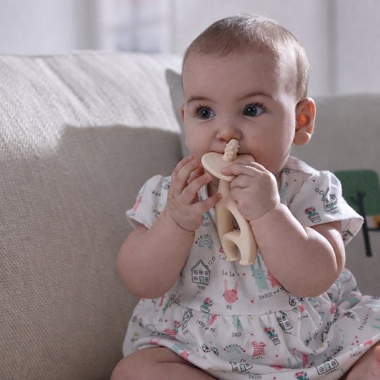 Mombella Táncoló Elefánt Rágóka Bézs