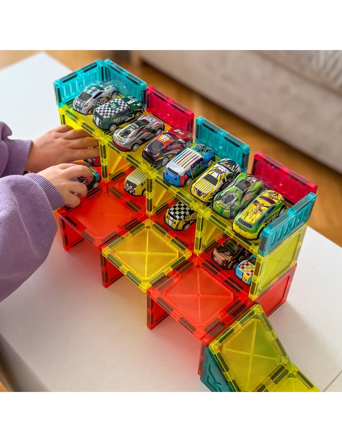 WOOPIE 3D mágneses parkolóház-építő készlet 20 fém kisautóval, 7,5 cm-es építőelemekkel – 112 részes