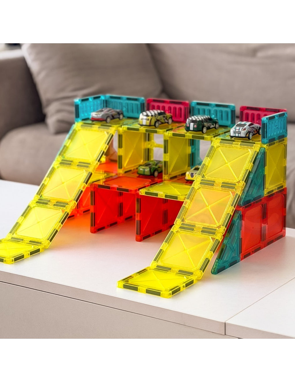 WOOPIE 3D mágneses parkolóház-építő készlet 20 fém kisautóval, 7,5 cm-es építőelemekkel – 112 részes