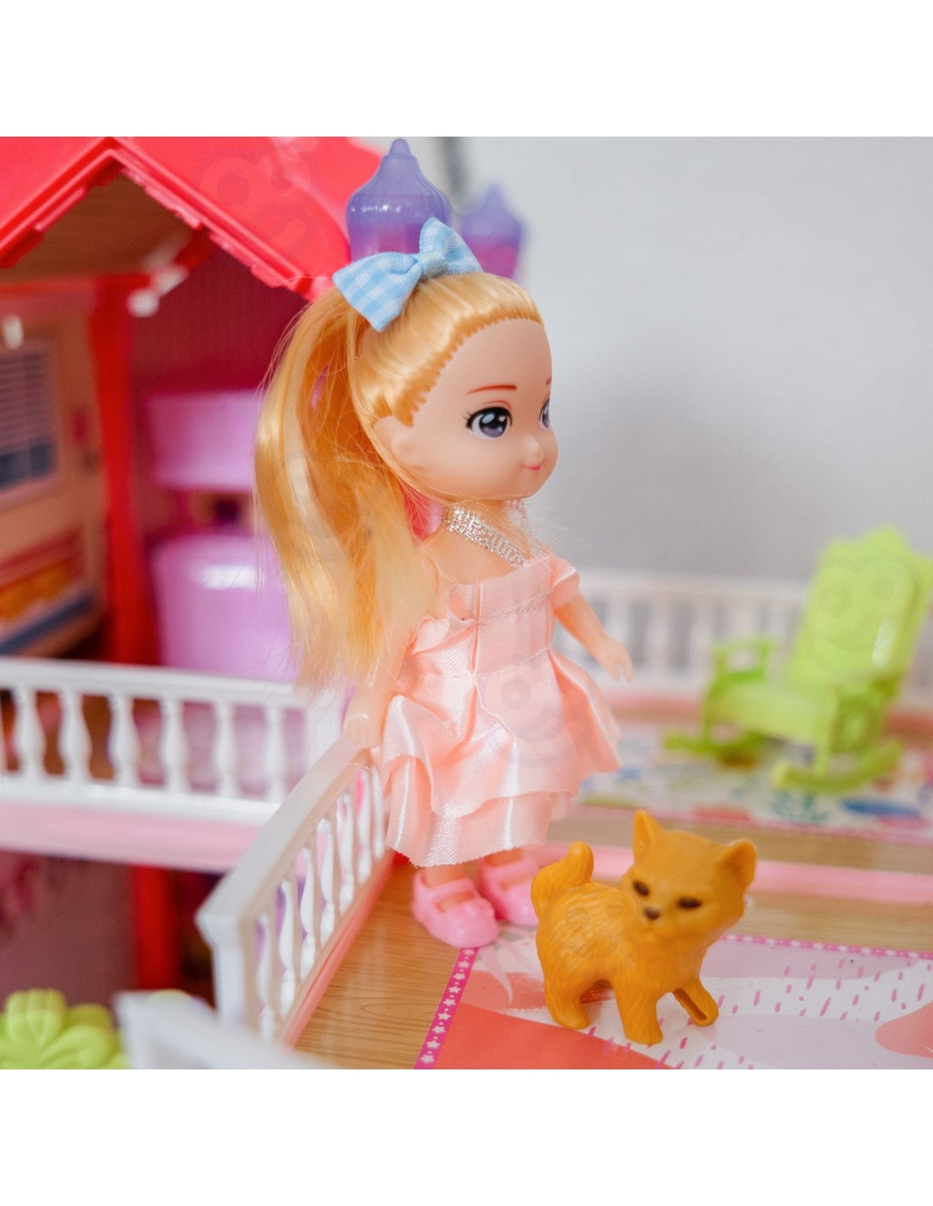 WOOPIE Princess Castle Villa kétszintes hercegnős babaház világító tornyokkal, bútorokkal és babával – 156 részes