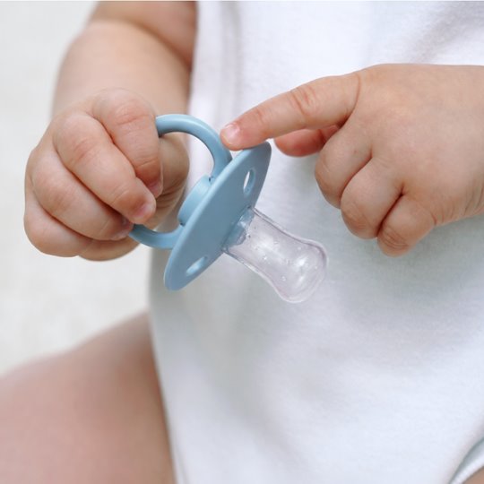 Mombella Fancy szimmetrikus szilikon cumi tárolótokkal – Ice Blue, 0 hó+