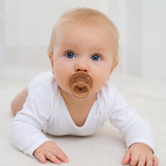 Mombella szimmetrikus szilikon cumi tárolótokkal – Mocha Mousse, 0 hó+