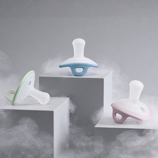 Mombella ultrakönnyű szimmetrikus szilikon cumi tárolótokkal – Lavender Fog, 0 hó+