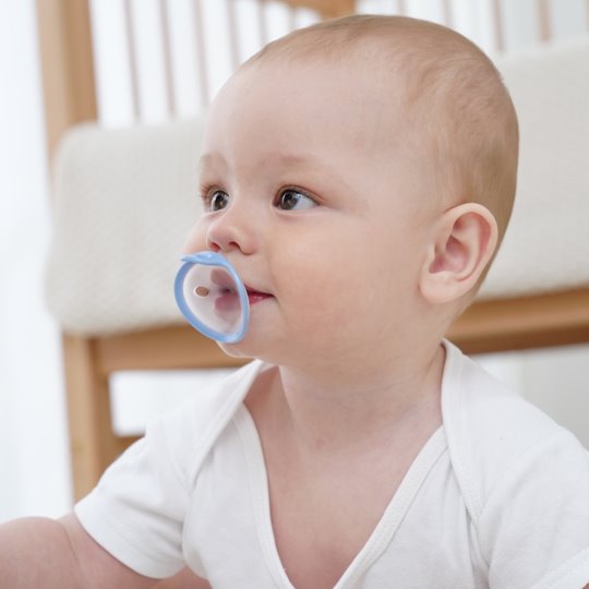 Mombella ultrakönnyű szimmetrikus szilikon cumi tárolótokkal – Ice Blue, 0 hó+