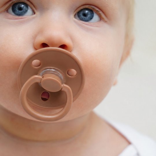 Mombella szimmetrikus szilikon cumi 2 db-os szett cumitartó pánttal – Mocha Mousse/Lavend, 0 hó+