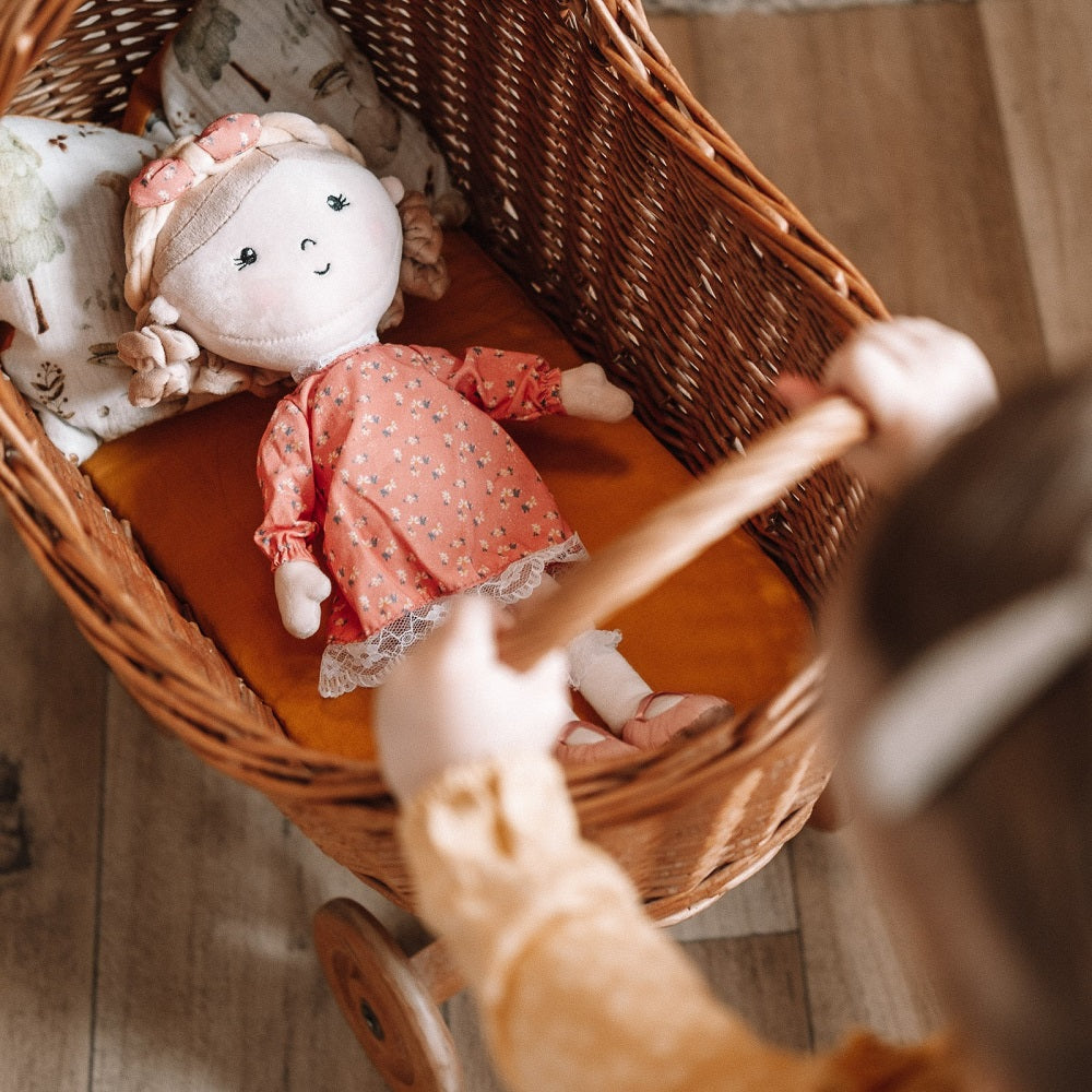 PETITE&MARS Sophie plüss baba 35 cm – 0 hó+