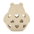 PETITE&MARS Bear Basil szilikon rágóka és csörgő – Desert Sand – 0 hó+