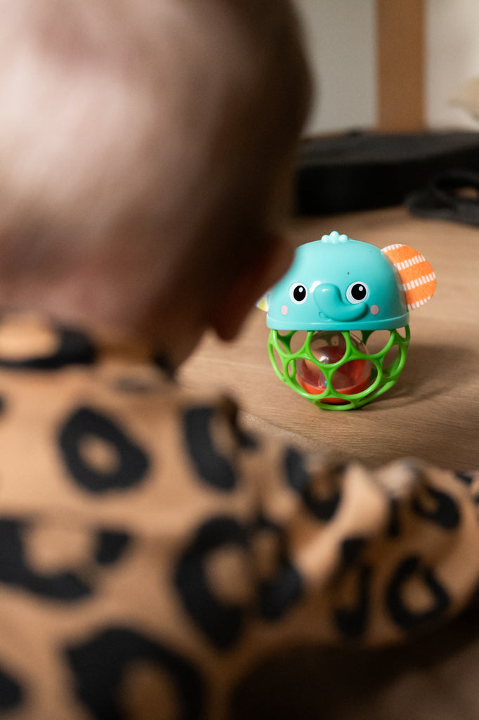 OBALL Giggle & Glow zenélő és világító elefánt – 3 hó+