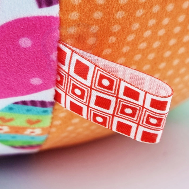 WOOPIE puha szenzoros csörgőlabda színes címkékkel – 3 hónapos kortól