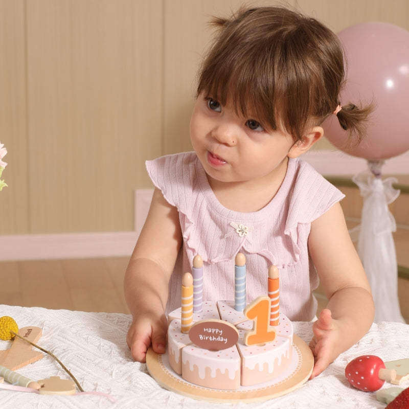 Viga fa születésnapi torta vágható szeletekkel