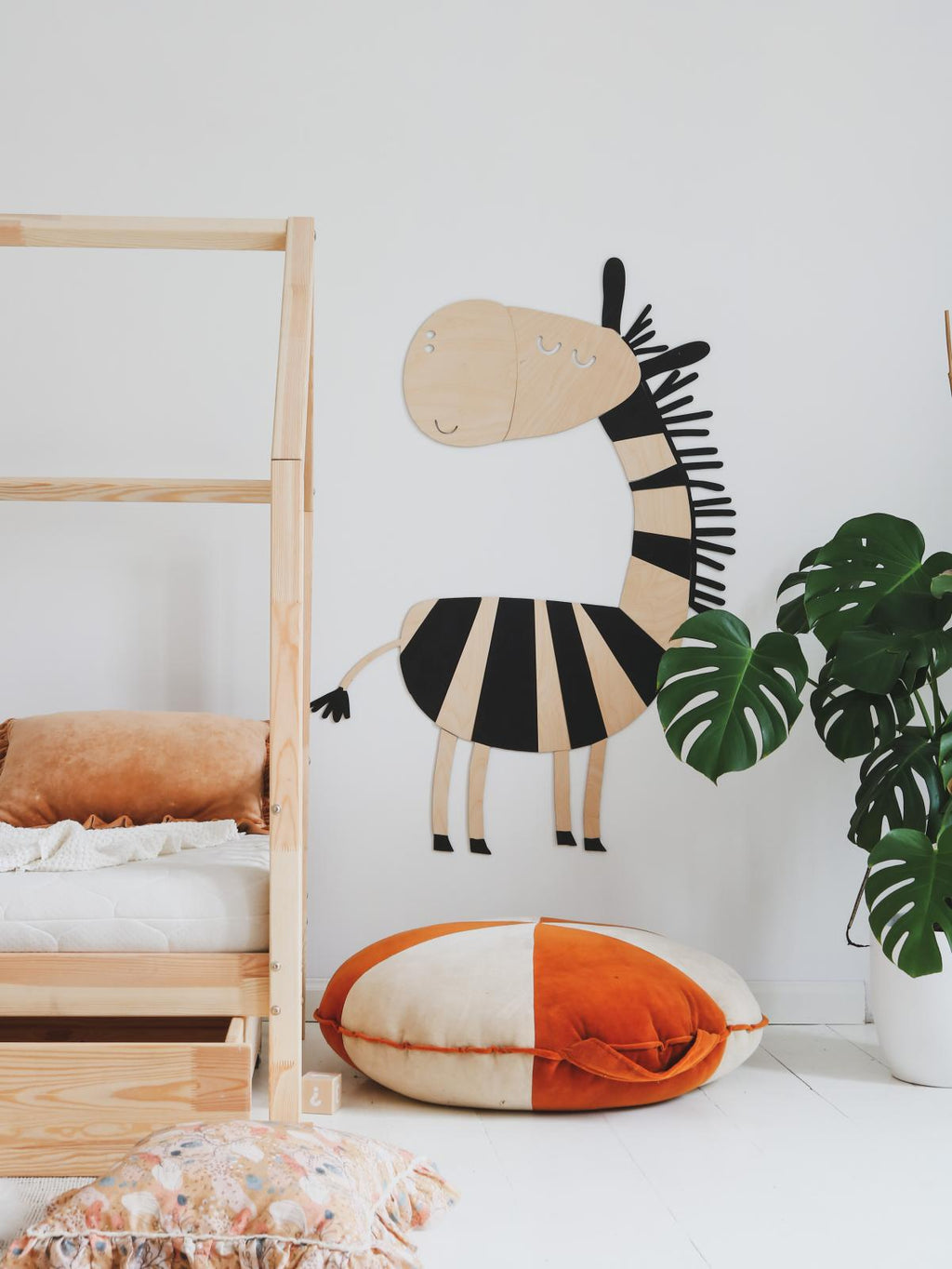 Cut It Now kézzel festett fa zebra faldekoráció – Szafari kollekció