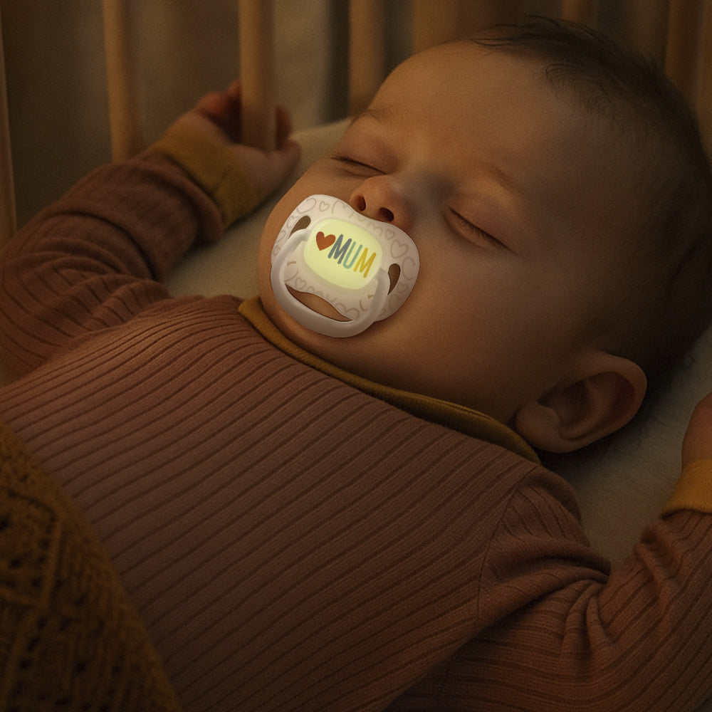 Canpol babies Világító Szilikon szimmetrikus cumi LOVE MUM&DAD 0-6hó 2db