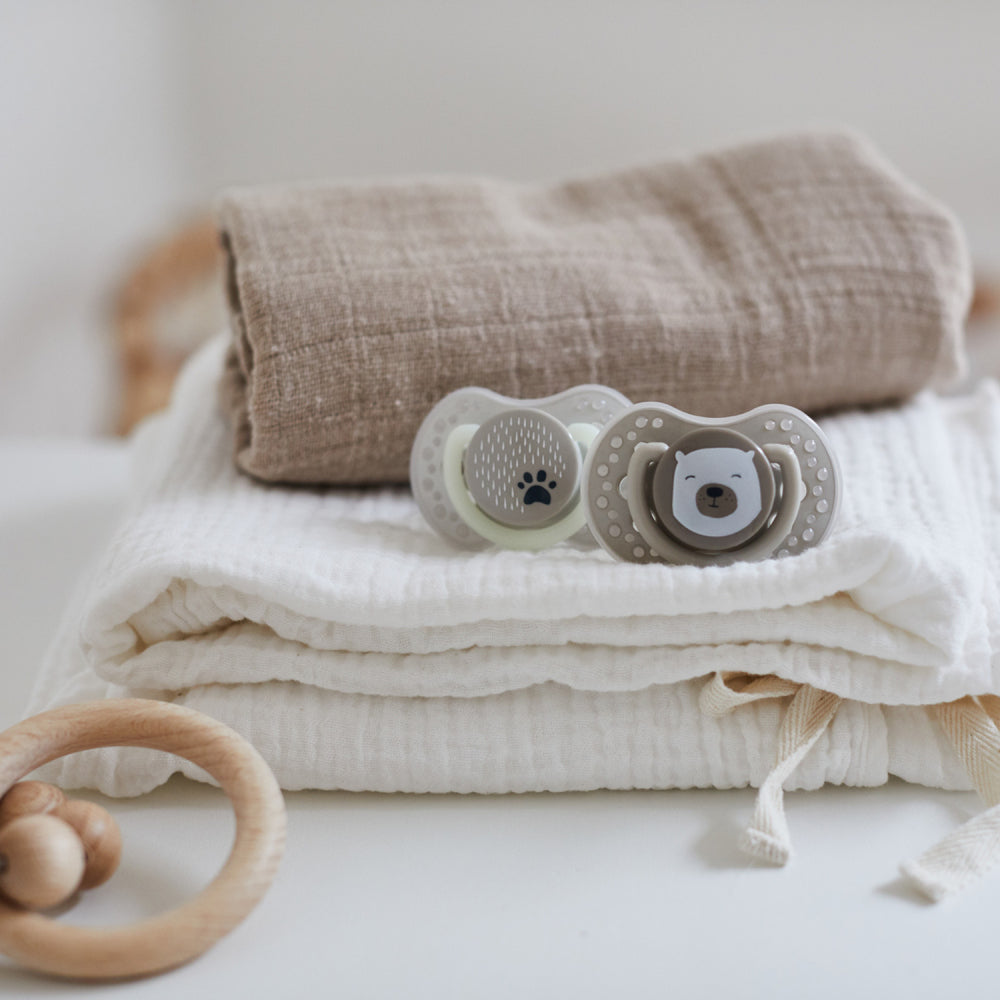 LOVI Világító szilikon dinamikus cumi BUDDY BEAR 6-18hó 2 db